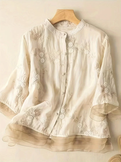 Weiße Damenbluse mit Blumenstickerei, transparentem Saum, elegantes Design, Frühling/Sommer.