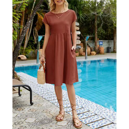 Frau in braunem Baumwollkleid am Pool, Sommermode, Boho-Stil, kurze Ärmel, A-Linien-Design.