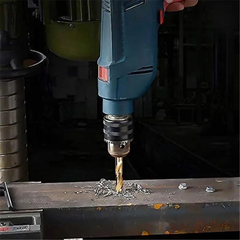 Blaue elektrische Bohrmaschine, Metallbohrer, Werkstatt, präzises Bohren, Heimwerkerwerkzeug.
