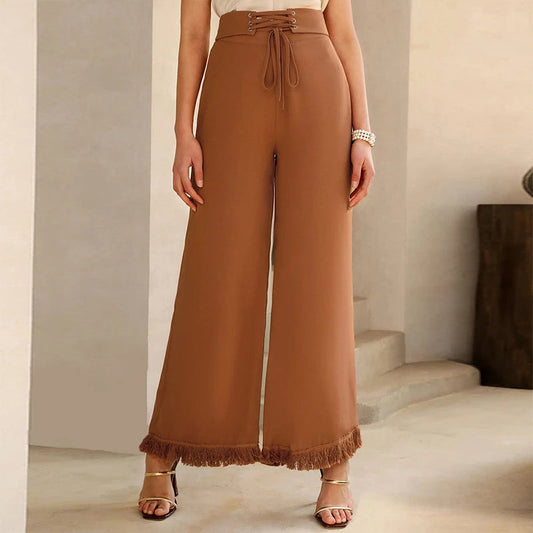 Elegante braune Damen-Schlaghose mit Fransen, hohe Taille, modisch, bequem.