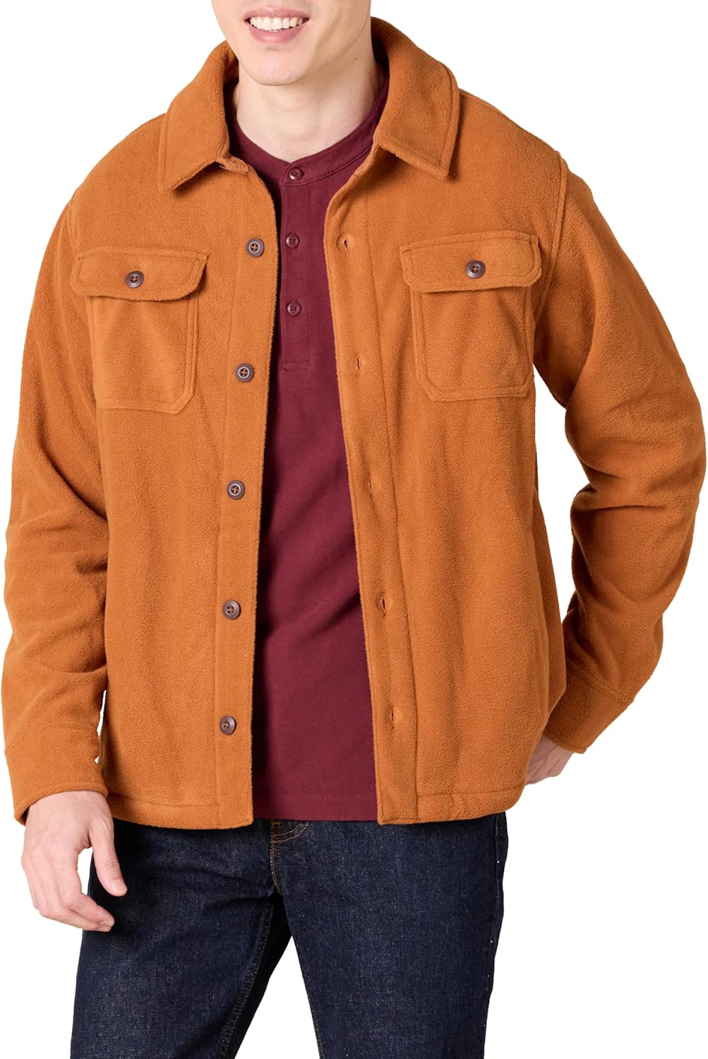 Mann in brauner Fleecejacke mit Knöpfen, Hemdkragen und Brusttaschen, lässige Herbstmode.