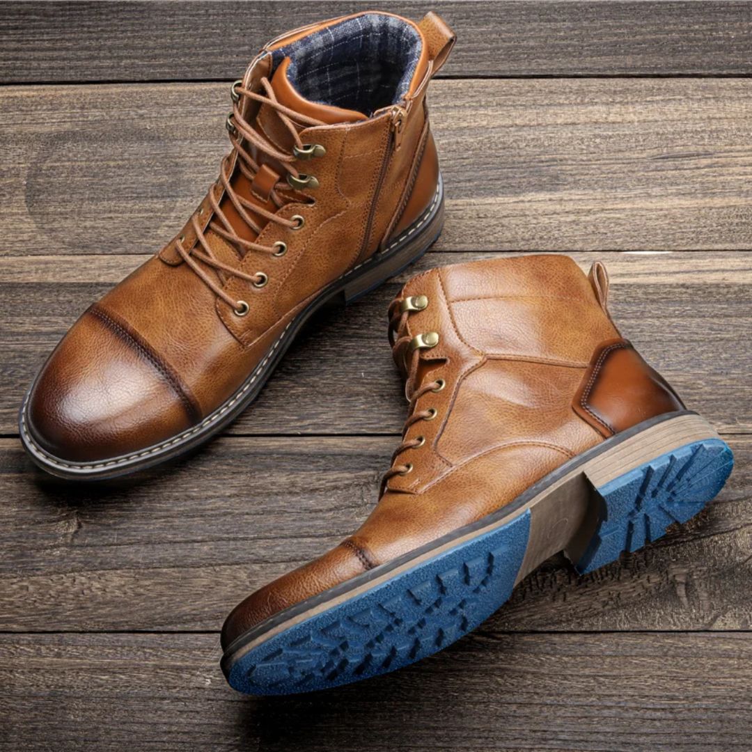 Braune Lederstiefel für Herren mit blauer Sohle auf Holzboden, modisch und robust.