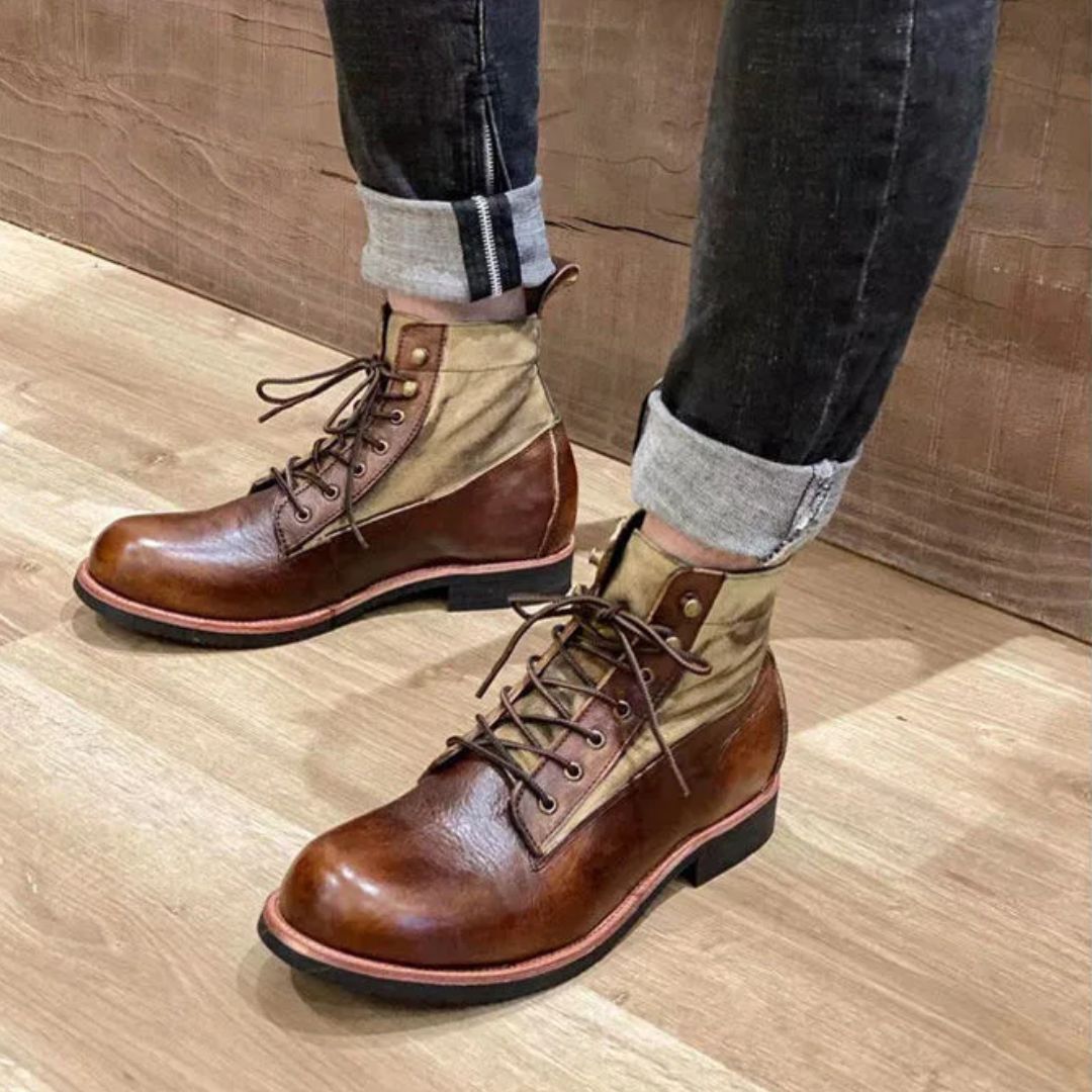 Braune Lederstiefel für Herren, lässig, mit Schnürung, auf Holzboden, modisch und robust.