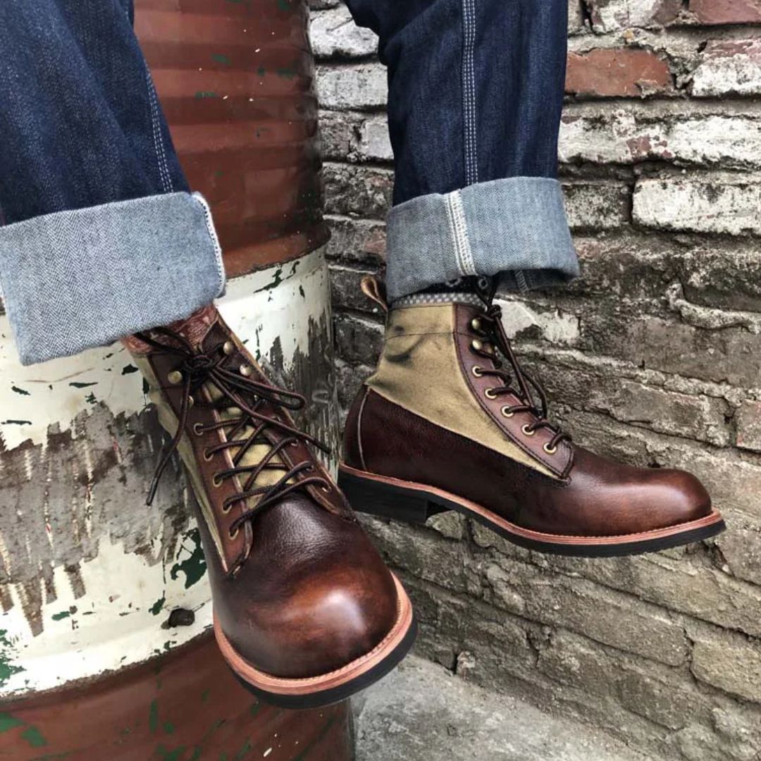 Braune Lederstiefel für Herren, Vintage-Design, robuste Sohle, ideal für Outdoor-Aktivitäten.
