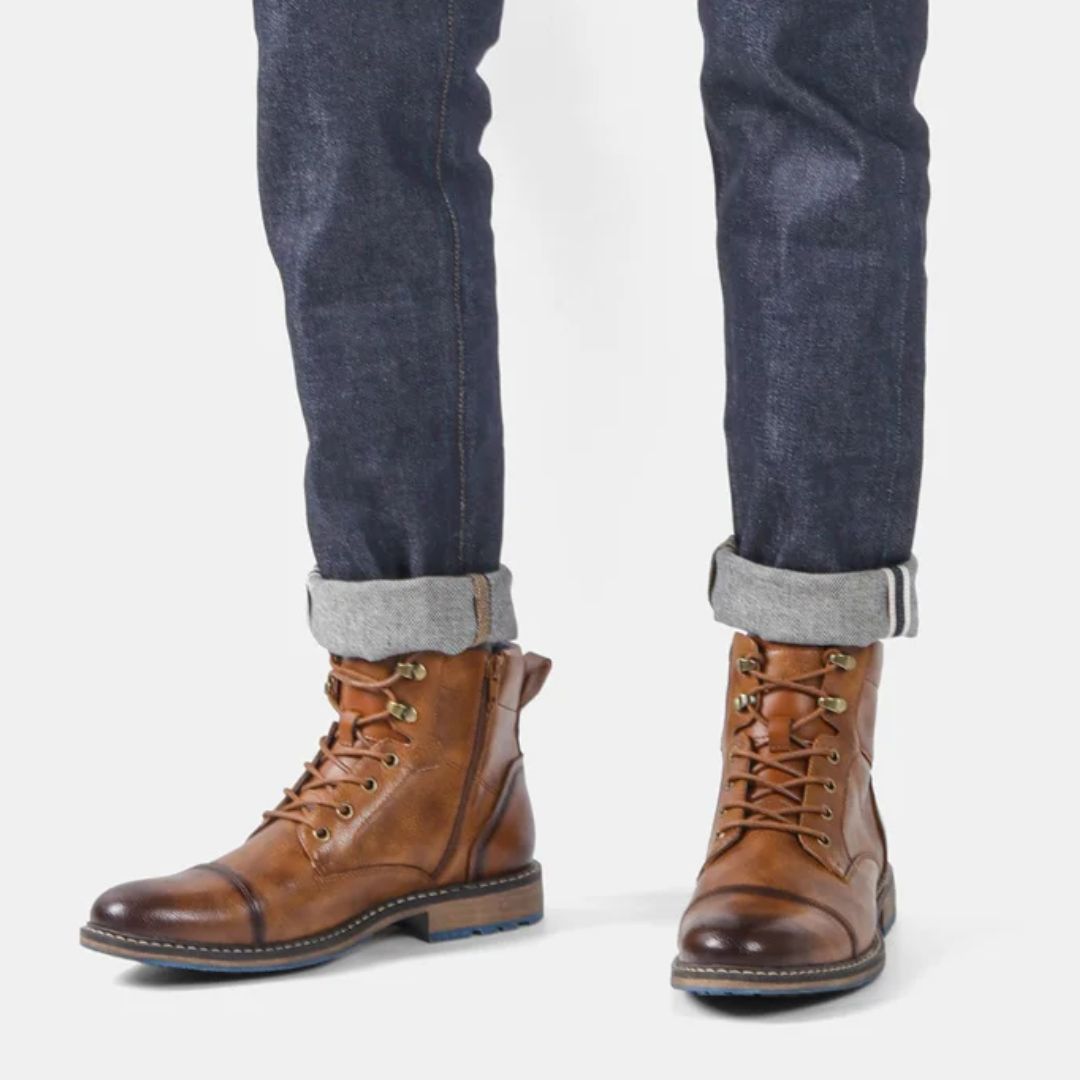 Braune Lederstiefel für Herren, geschnürt, mit Jeans kombiniert, modisch und robust.
