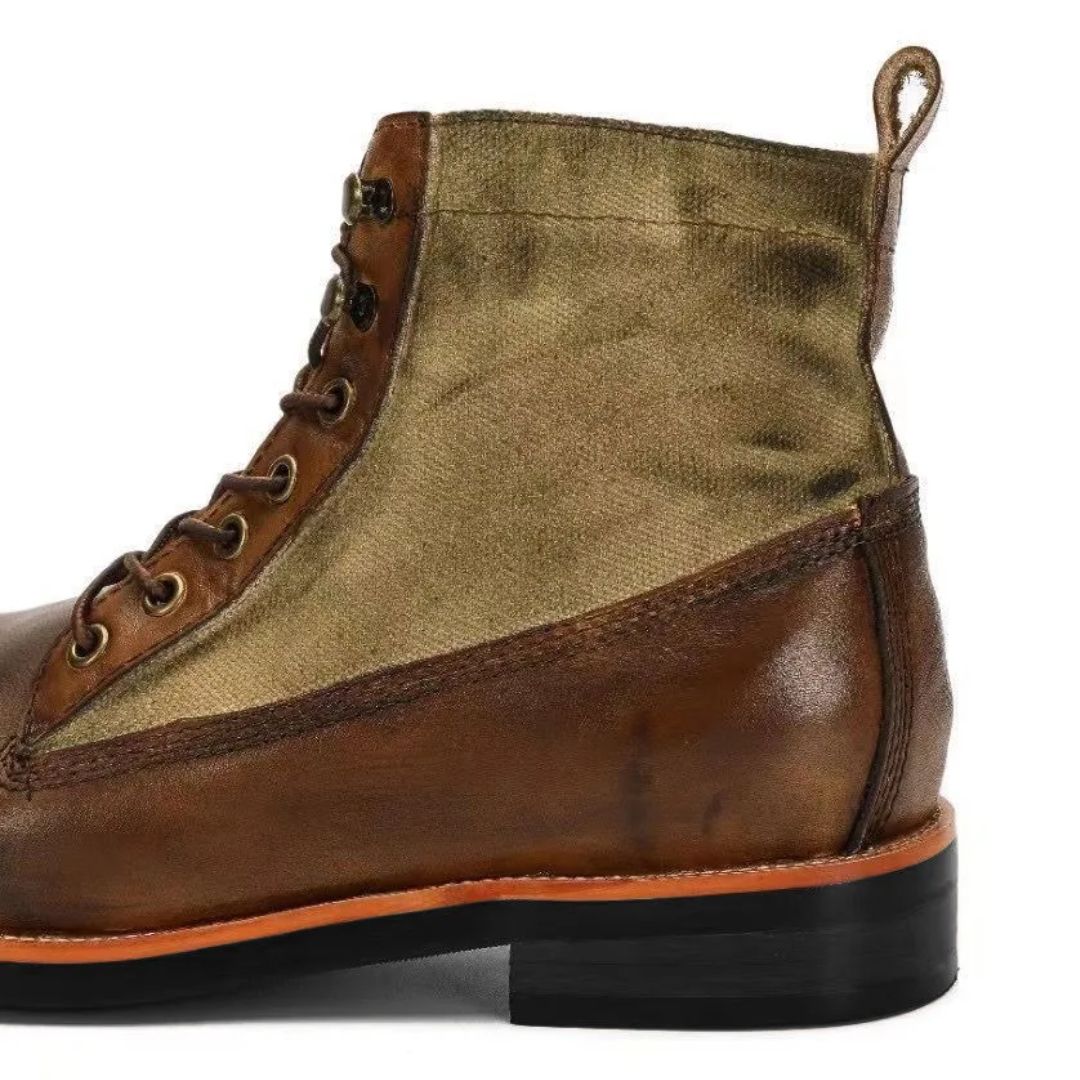 Brauner Lederstiefel mit grünem Stoffeinsatz, Schnürung, robuster Sohle, Herrenmode.