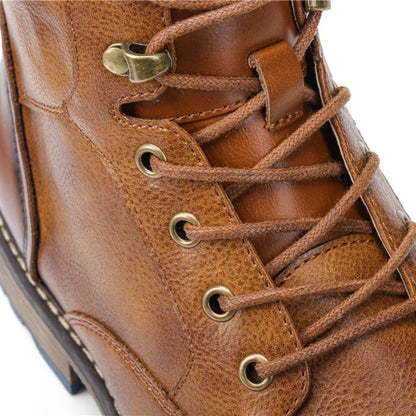 Brauner Lederstiefel mit Schnürung, robuste Outdoor-Schuhe, Herrenmode, Vintage-Design.