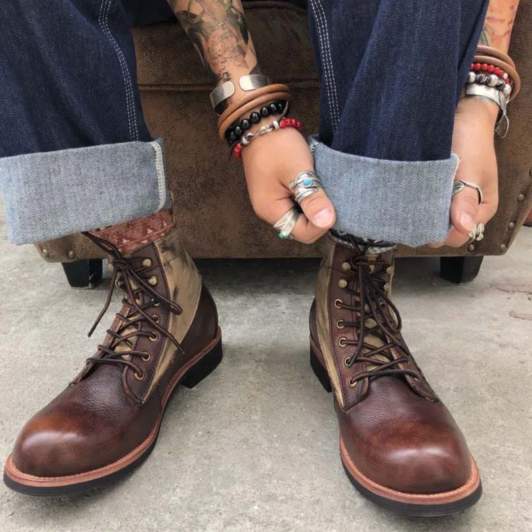 Braune Lederstiefel, handgefertigt, robust, mit Schnürung, ideal für Herrenmode und Outdoor-Aktivitäten.