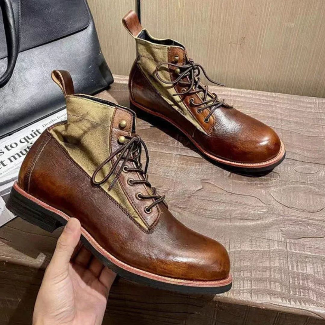 Braune Lederstiefel mit Schnürung, Vintage-Design, Herrenmode, handgefertigt, robust.