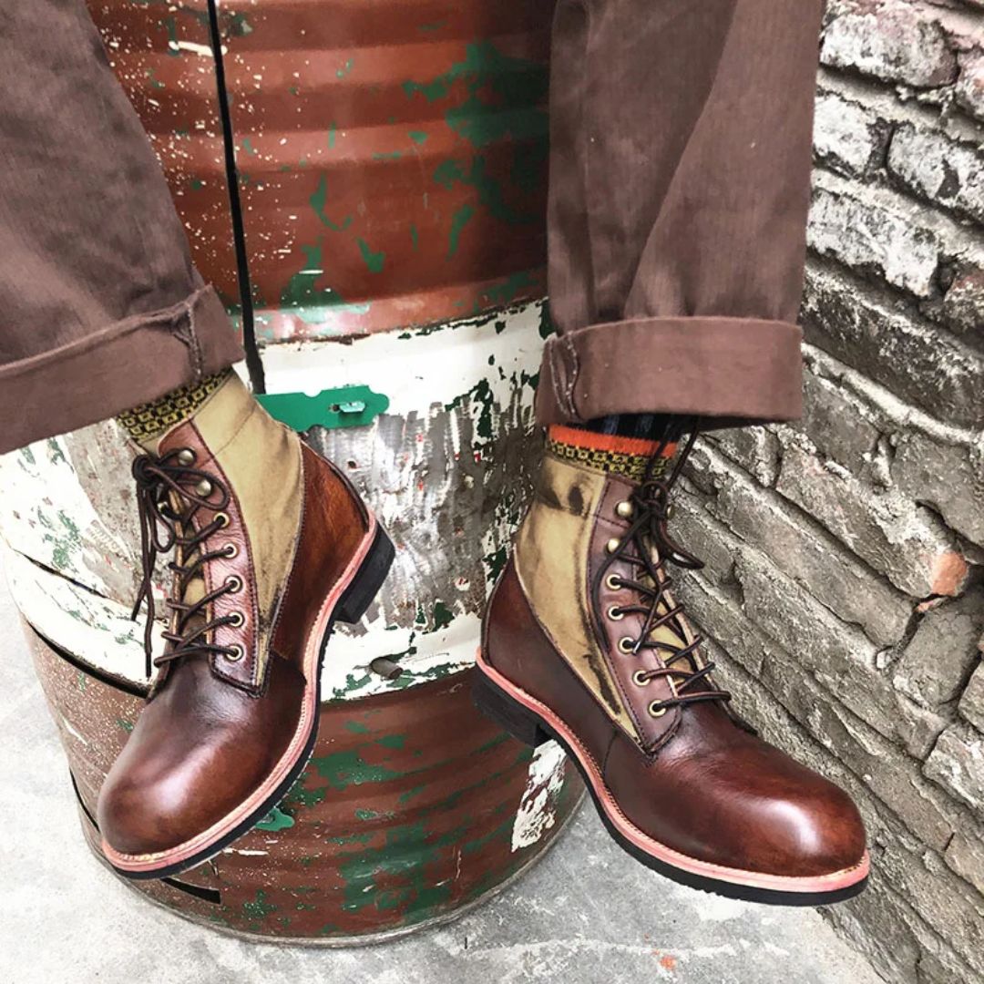 Braune Lederstiefel mit Schnürung, Vintage-Design, Herrenmode, Outdoor, robust, stilvoll.