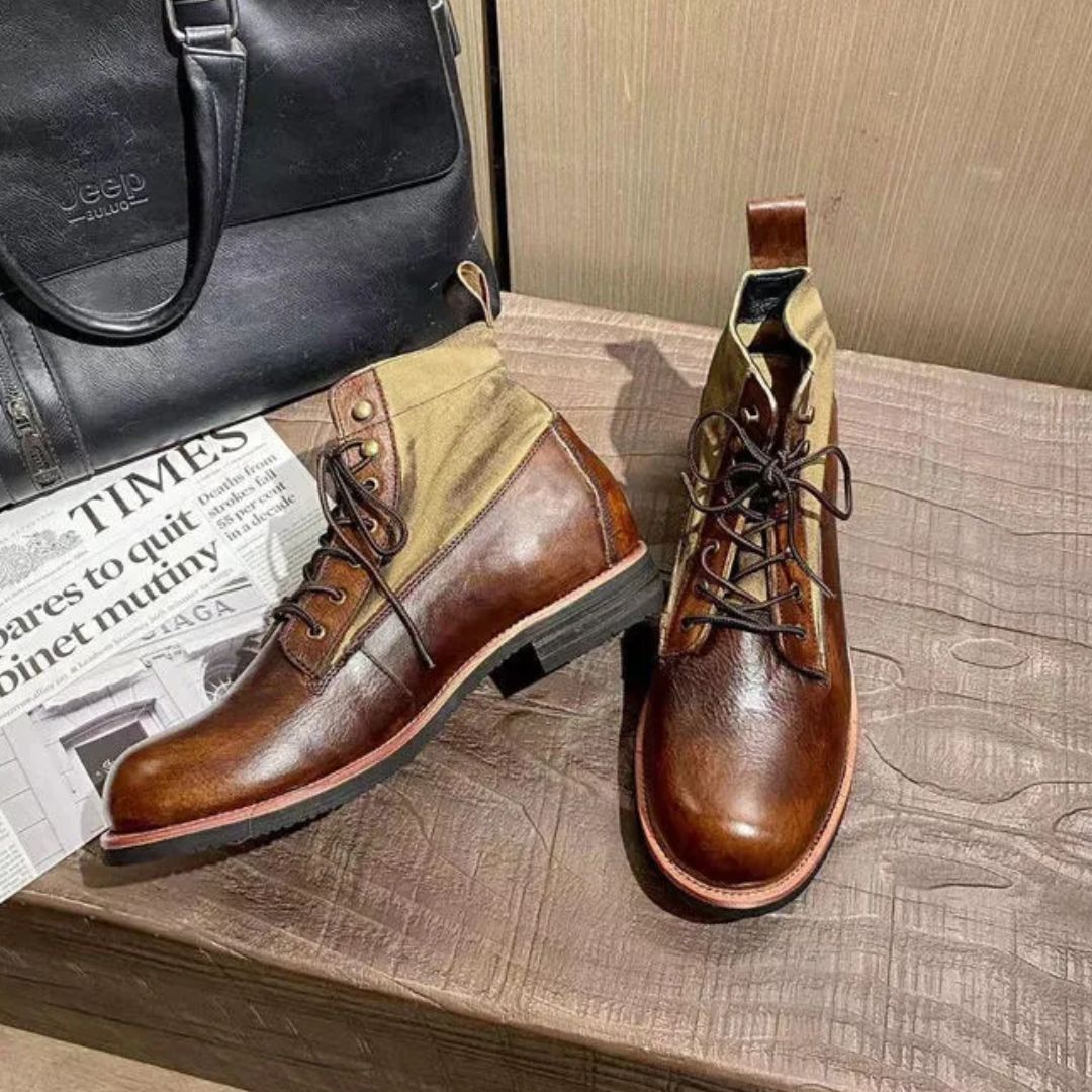 Braune Lederstiefel mit Schnürung, Herrenmode, neben schwarzer Ledertasche auf Holztisch.