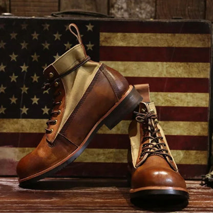Braune Lederstiefel vor amerikanischer Flagge, Vintage-Design, Herrenmode, robust und stilvoll.