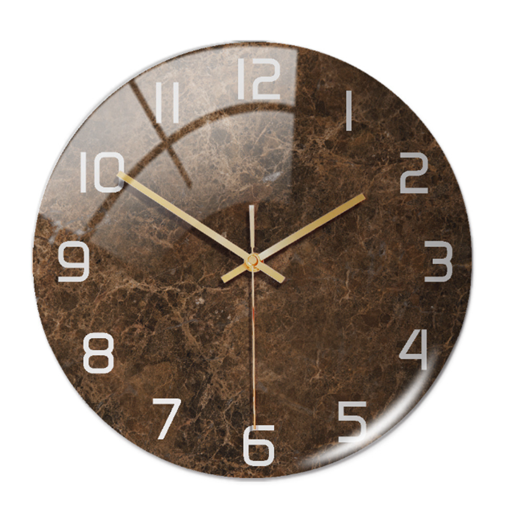 Runde Wanduhr aus braunem Marmor mit goldenen Zeigern und weißen Ziffern, modernes Design.