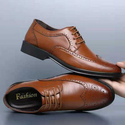 Braune Herren-Lederschnürschuhe, elegantes Design, Brogue-Muster, modisch und hochwertig.