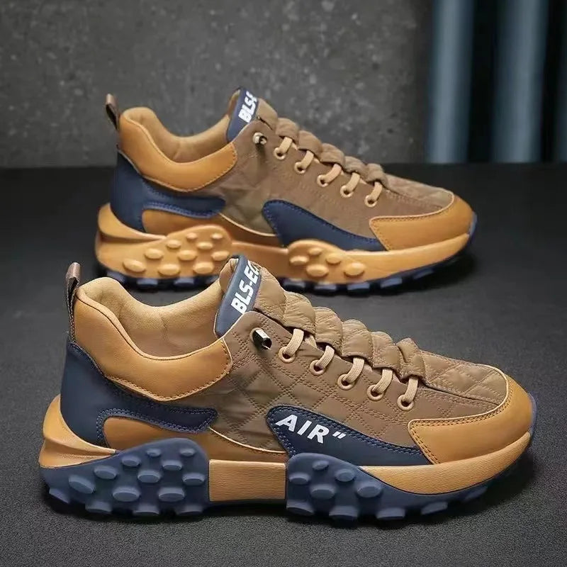 Braune Sneaker mit blauen Akzenten, robuste Sohle, modisches Design, Herrenschuhe.