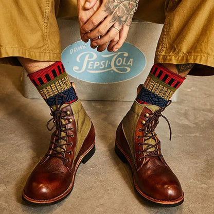 Braune Lederstiefel mit bunter Socke, Herrenmode, Vintage-Stil, handgefertigt, robust.