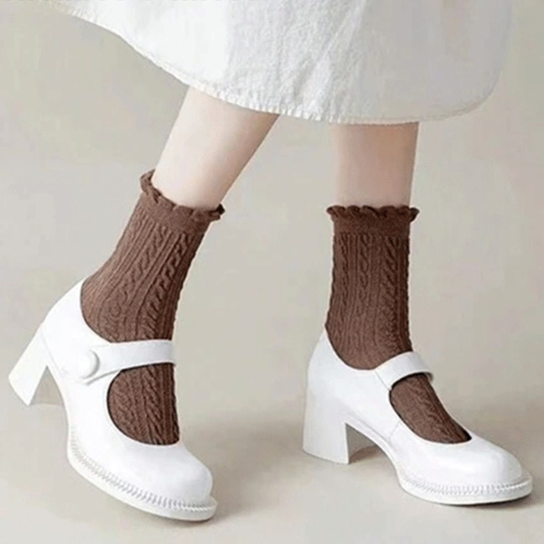 Weiße Mary Jane Schuhe mit braunen Stricksocken, Damenmode, eleganter Stil.