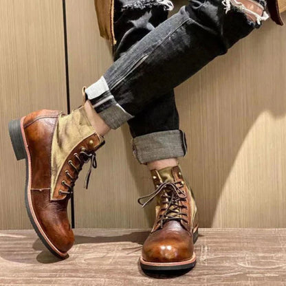Braune Lederstiefel für Herren, Vintage-Design, geschnürt, mit beigem Stoffeinsatz.