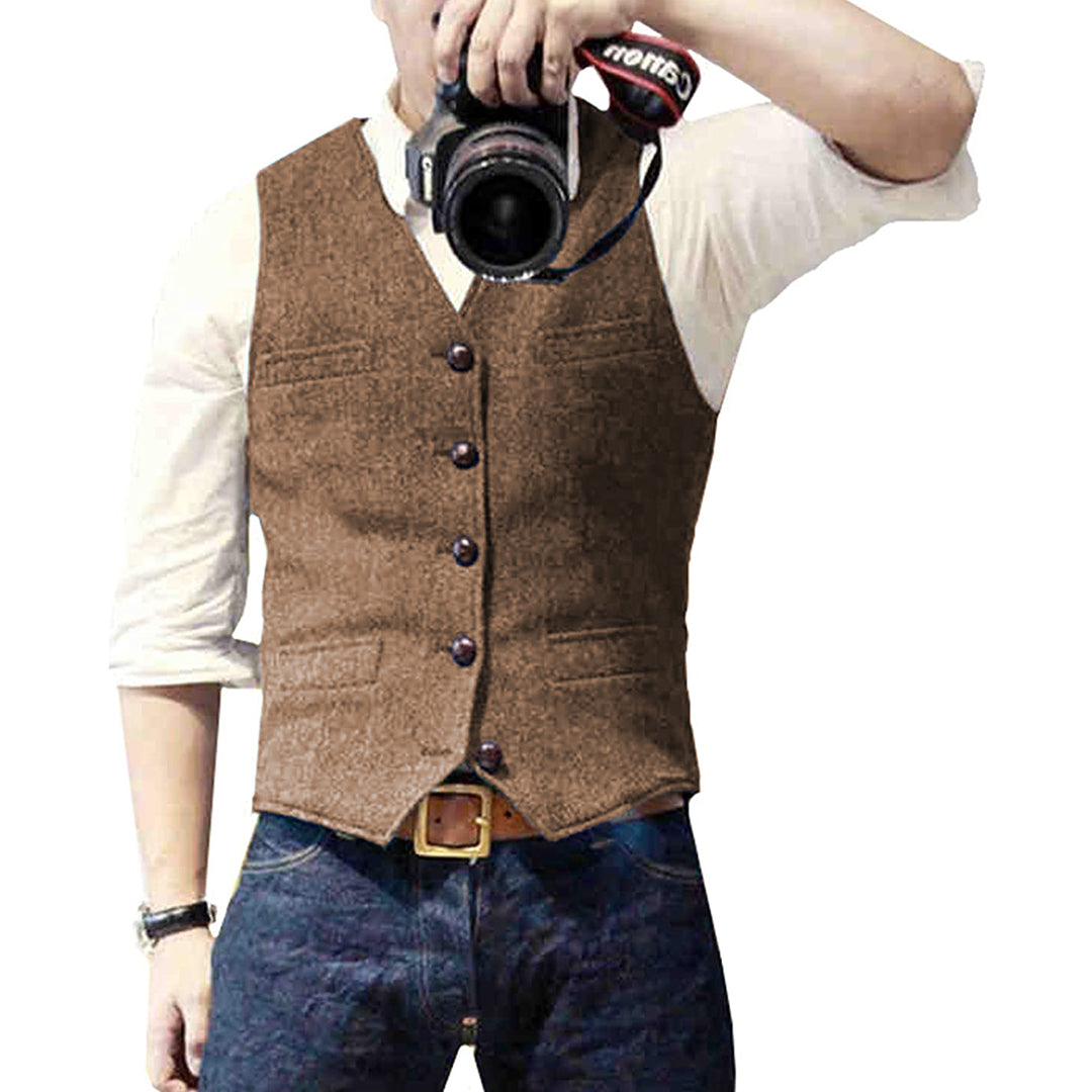 Mann in brauner Weste aus Wolle, fotografiert mit Kamera, modische Herrenbekleidung.