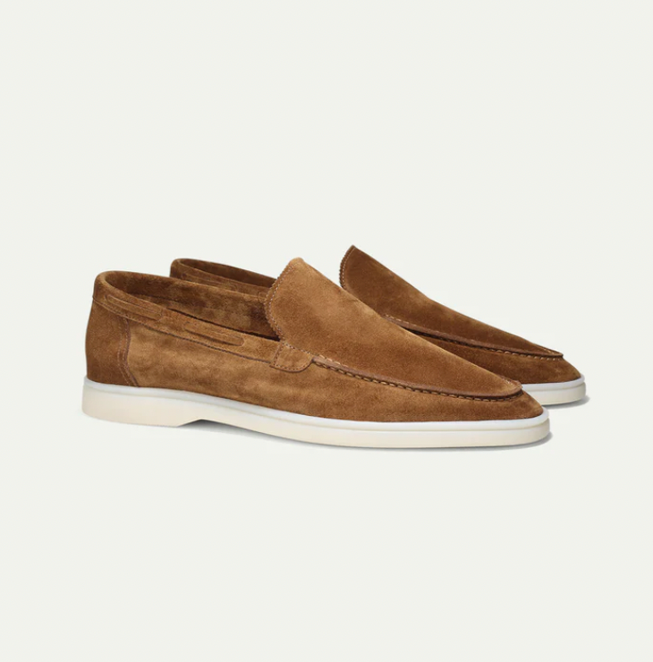 Braune Herren-Lederloafer, Wildleder, weiße Sohle, eleganter Freizeitschuh, stilvoll.