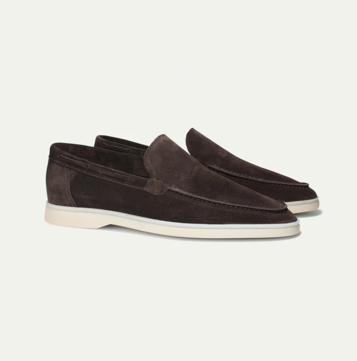 Braune Wildleder-Loafer für Herren, stilvoll und bequem, mit weißer Sohle.