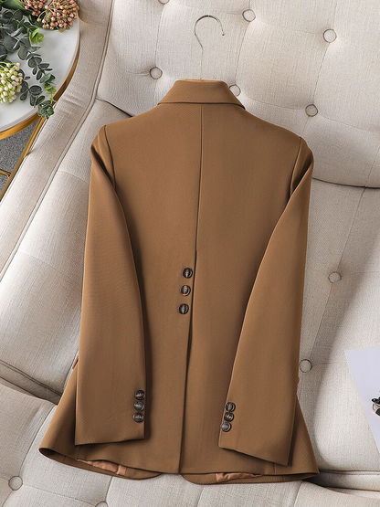Brauner Blazer aus Wolle, elegantes Design, Knöpfe, Damenmode, Herbstkollektion.