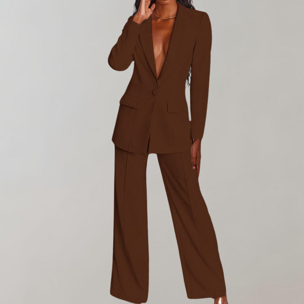 Frau in braunem Hosenanzug, elegantes Design, Businessmode, Damenbekleidung, stilvoll.