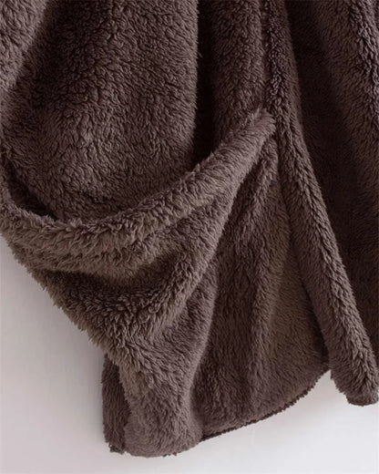 Braune Fleece-Decke, kuschelig, weich, warm, ideal für Sofa oder Bett, gemütliches Wohnaccessoire.