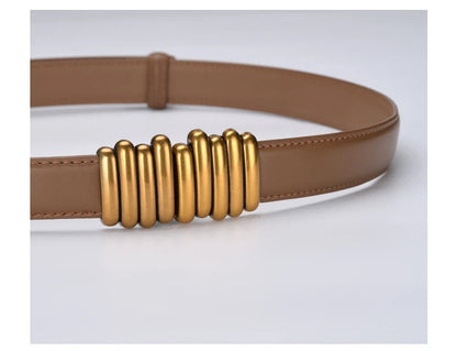 Brauner Ledergürtel mit goldener Schnalle, modisches Accessoire, Damenmode, elegant.
