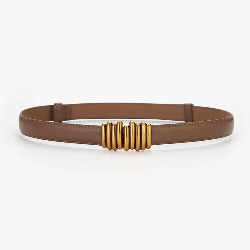 Brauner Ledergürtel mit goldener Schnalle, modisches Accessoire, Damenmode, elegant.
