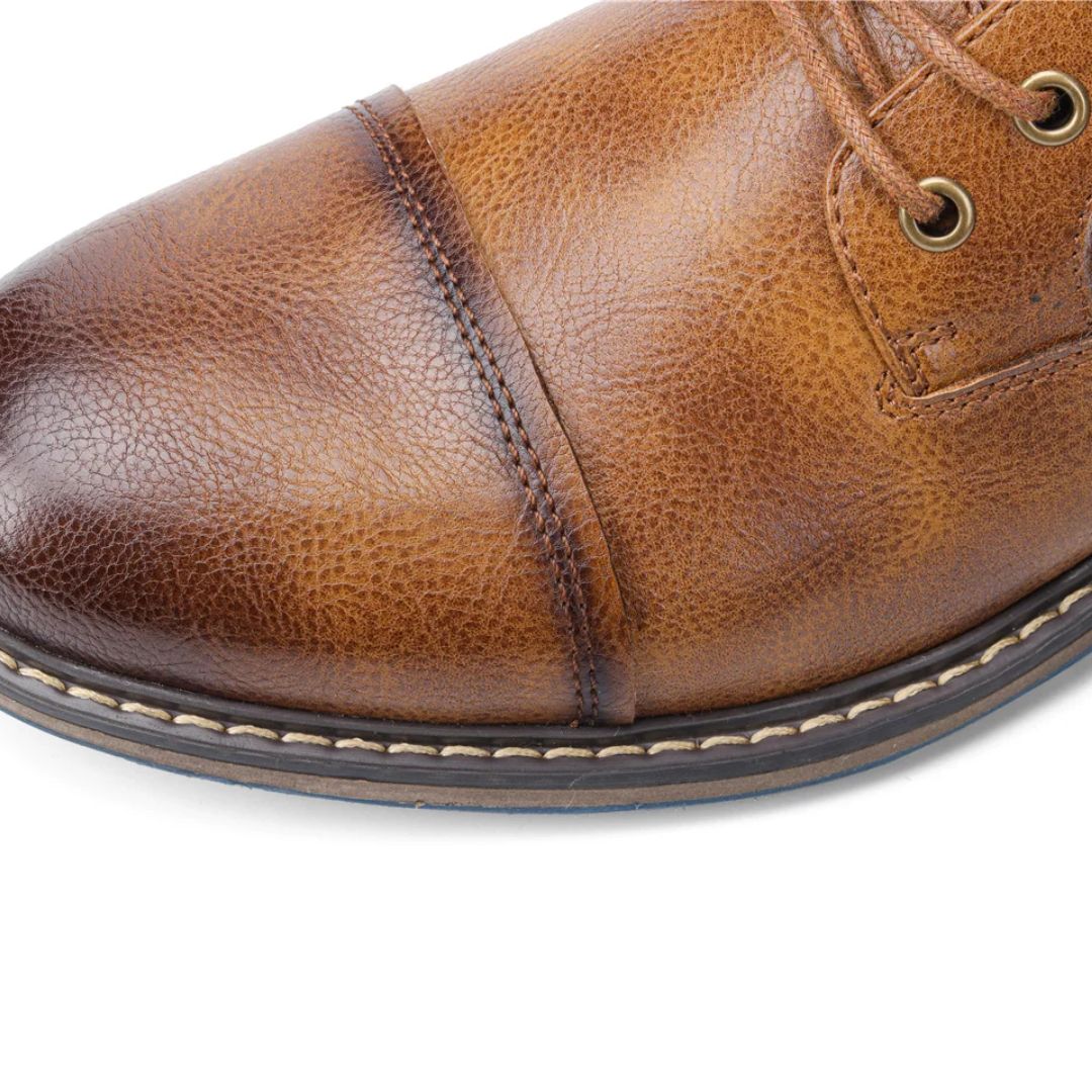 Brauner Lederschuh für Herren, Nahaufnahme, Schnürschuh, Vintage-Stil, hochwertige Verarbeitung.