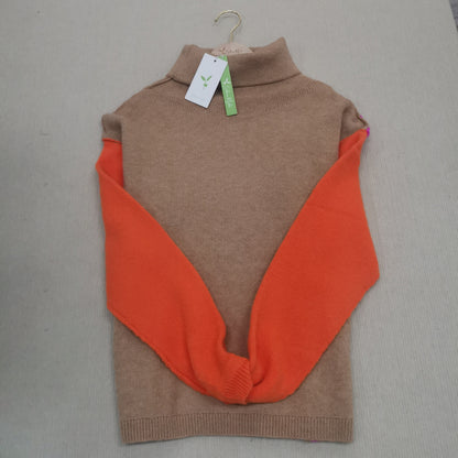 Brauner Rollkragenpullover mit orangefarbenen Ärmeln, Damenmode, Herbstkollektion, Baumwolle.