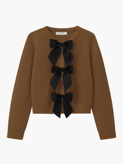Brauner Strickpullover mit schwarzen Schleifen, Damenmode, Herbstkollektion, elegantes Design.