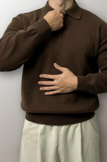 Brauner Pullover Herrenmode, Langarm, Polokragen, beige Hose, stilvoll, elegant, Freizeitkleidung.