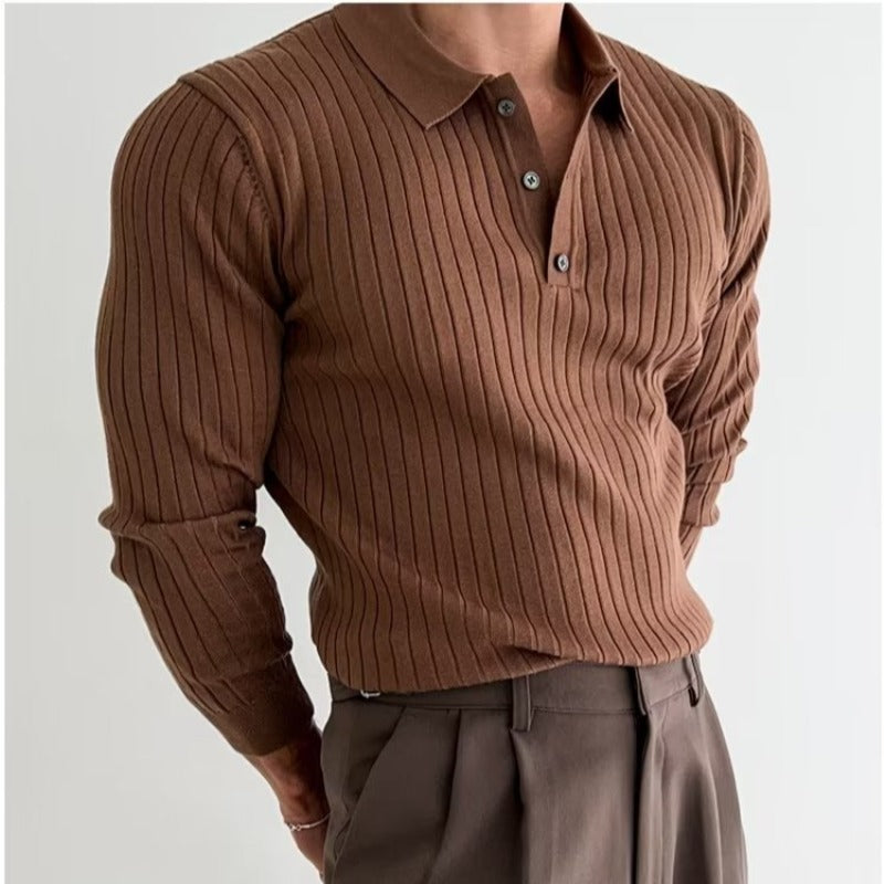 Braunes, geripptes Herren-Poloshirt aus Baumwolle, langärmelig, modisch, elegant.