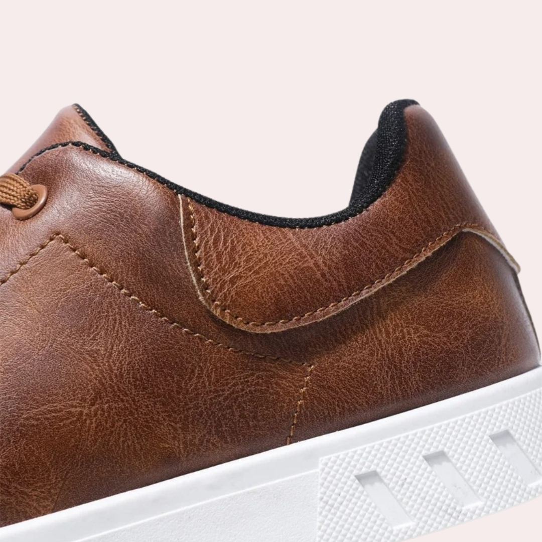 Dunkelbrauner Ledersneaker mit weißer Sohle, Herrenschuh, modisch, bequem, hochwertig.
