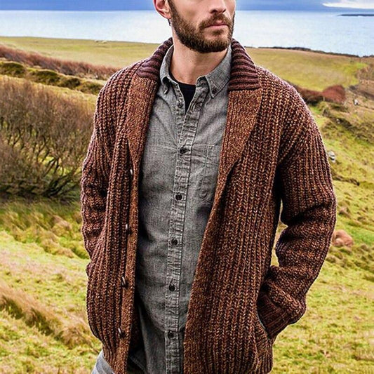 Mann in brauner Strickjacke und grauem Hemd in ländlicher Landschaft, Herrenmode, Herbstoutfit.