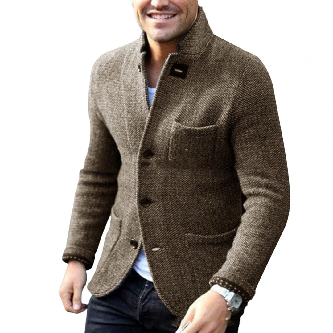 Brauner Herren-Strickblazer, Knopfverschluss, Taschen, eleganter Freizeitstil, Herbstmode.