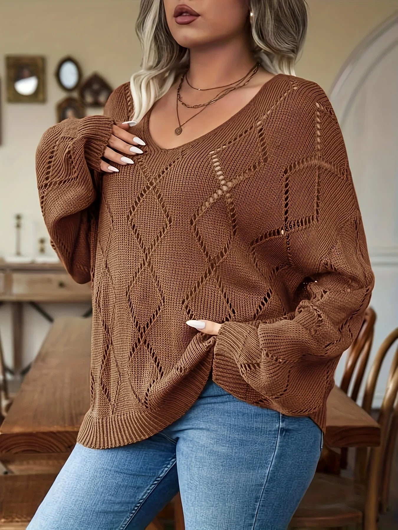 Frau in braunem Strickpullover mit Rautenmuster, lässig, modisch, Herbstmode, Jeans.