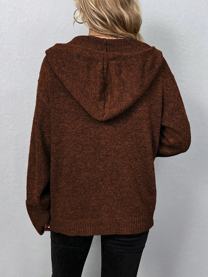 Frau in braunem Strickpullover mit Kapuze, Rückansicht, lässige Damenmode, Herbstkleidung.