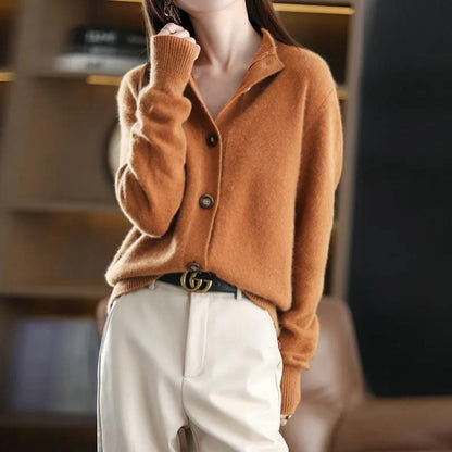 Damen Strickjacke braun, weiches Material, Knopfleiste, eleganter Herbst-Look, modisch.