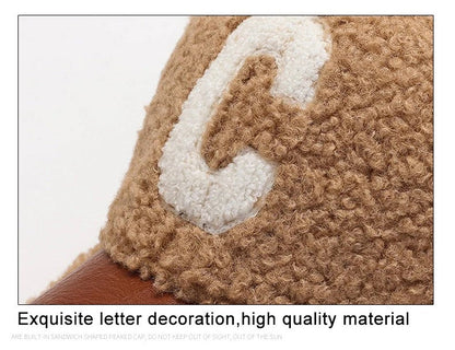 Braune Wollmütze mit weißem Buchstaben "C", weiches Material, modisches Accessoire.
