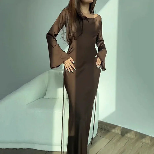 Braunes langes Abendkleid mit Glockenärmeln, elegantes Design, Damenmode, modernes Outfit.