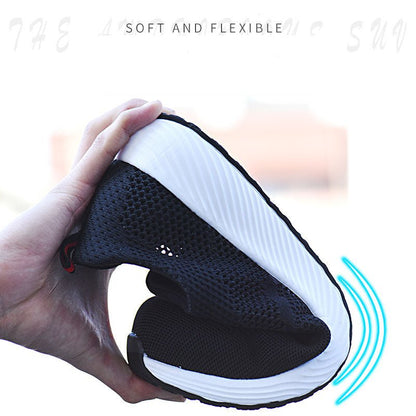 Schwarzer flexibler Sneaker, atmungsaktives Mesh, weiße Sohle, sportlich, bequem.