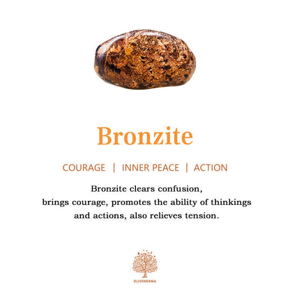 Bronzit-Stein auf weißem Hintergrund, fördert Mut und innere Ruhe, lindert Spannungen.
