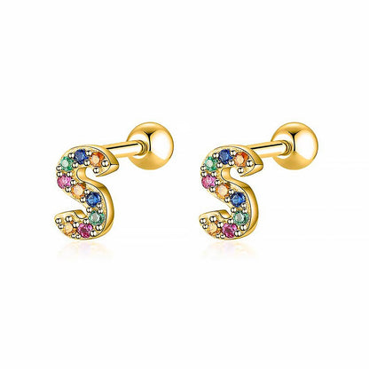 Goldene Ohrringe mit bunten Buchstaben, Schmuck, modisch, Damenaccessoire, Geschenkidee.