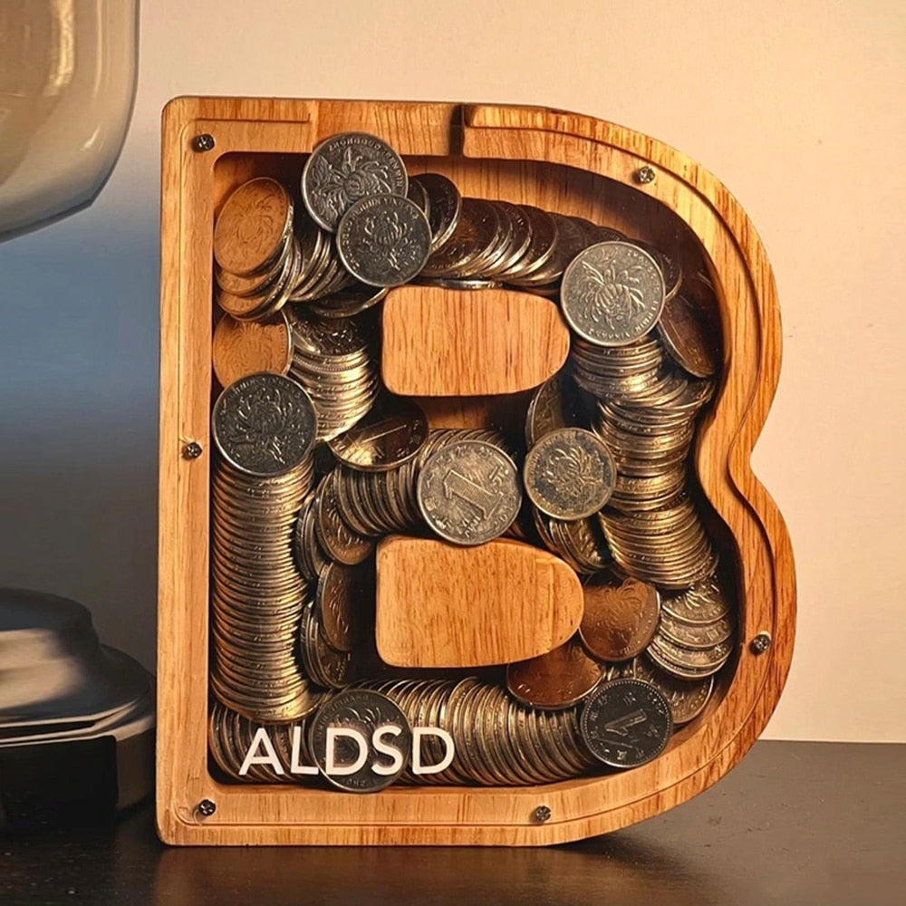 Holz-Spardose in B-Form, gefüllt mit Münzen, personalisiert, dekorativ, Geschenkidee.