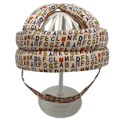 Bunter Buchstaben-Helm auf weißem Ständer, gepolstert, dekorativ, für Kinderzimmer.