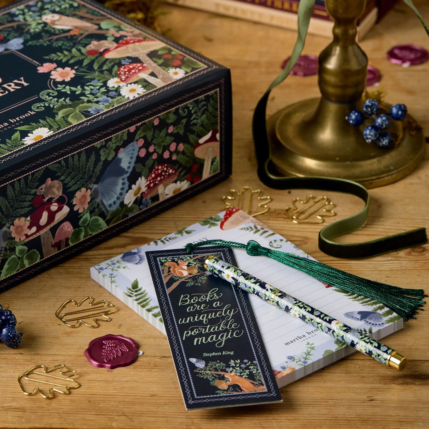 Geschenkbox mit Notizblock, Lesezeichen, Stift, Waldmotiv, ideal für Buchliebhaber, Holzuntergrund.