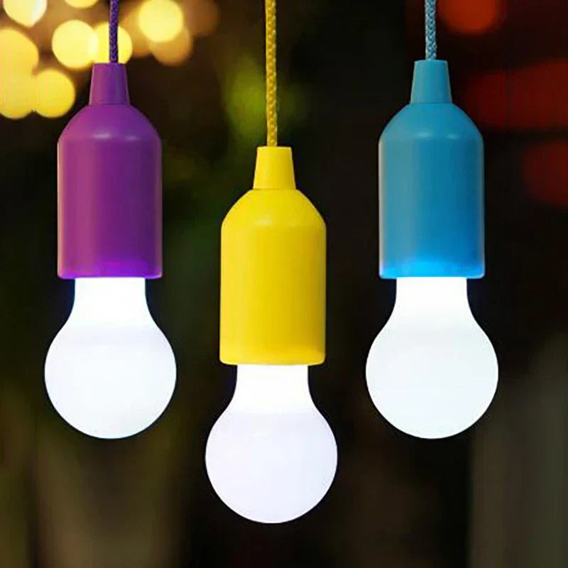 Bunte LED-Glühbirnen, hängend, lila, gelb, blau, energiesparend, dekorative Beleuchtung.